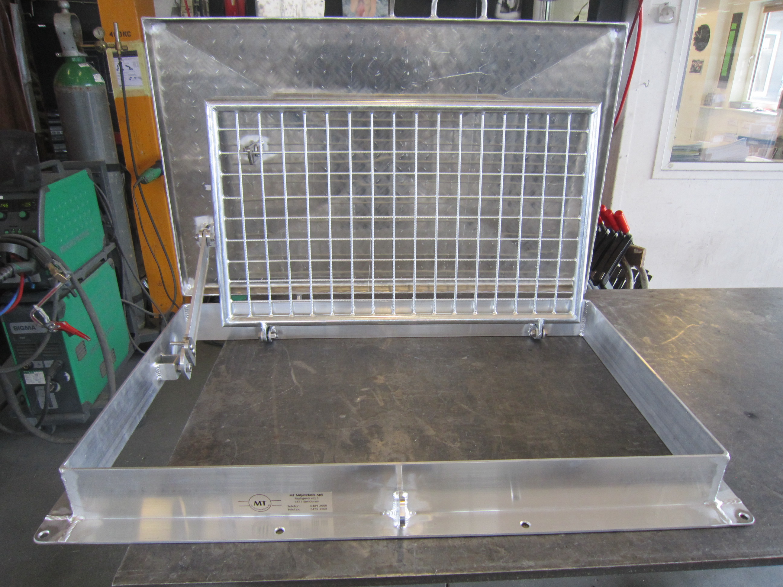 Hængslet modsat låg