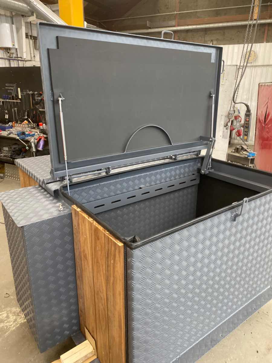 Model Vest m. træbeklædning